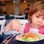 The child refuses to eat in kindergarten, what to do The child refuses to eat in kindergarten