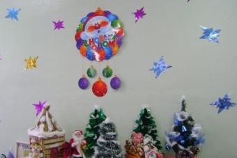 How to decorate a group for the New Year with your own hands?