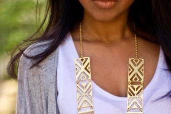 Choker on the neck: a stylish accent in the wardrobe How to wear neck jewelry correctly