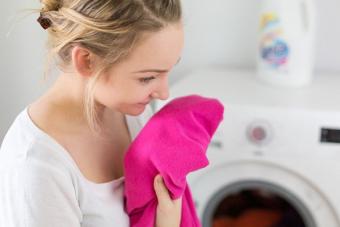 How to remove second hand smell from clothes at home